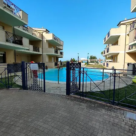 Con Piscina Bay Village Apartment Pineto