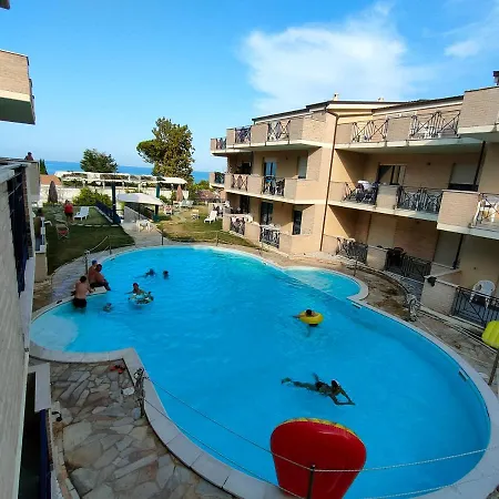 Con Piscina Bay Village * Pineto