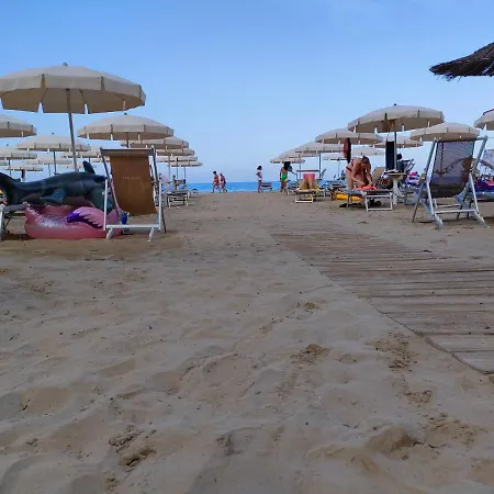 Con Piscina Bay Village Pineto